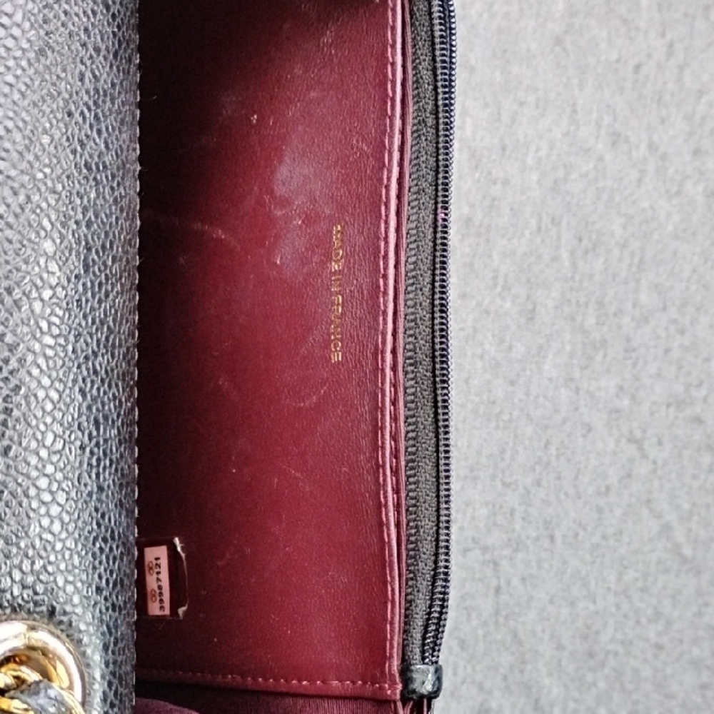 CHANEL Black Quilted Crossbody Bag with Gold Chain - Picture 3 of 4